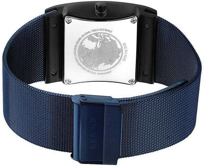 Herrklocka med präglad metallplatta på baksidan och mörkblått mesh-armband