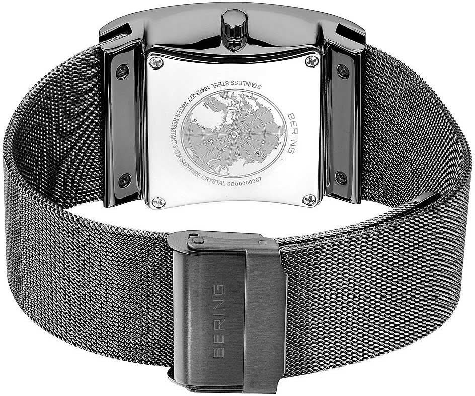 Baksida på herrklocka med glasbaksida i rostfritt stål och magnetlås på metallarmband