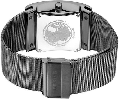Baksida på herrklocka med glasbaksida i rostfritt stål och magnetlås på metallarmband