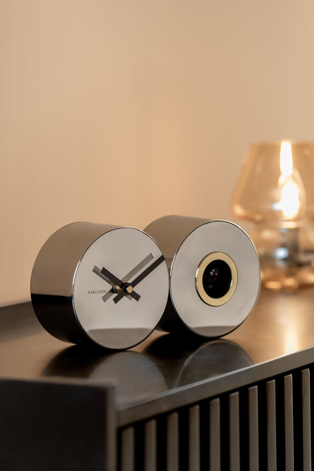 Duo-väggklocka i silverlook, två runda boetter med guldfattning