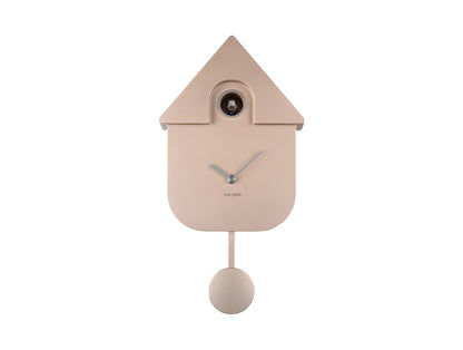 Väggklocka i husdesign, roséguld, med runt frontfönster och pendel