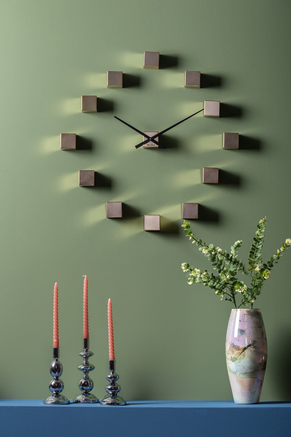 Väggklocka med öppna tärningar, metallic-guld, svarta visare, rund placering