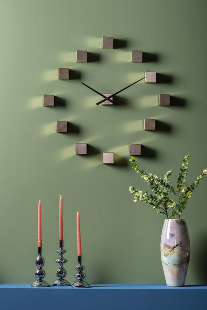 Väggklocka med öppna tärningar, metallic-guld, svarta visare, rund placering