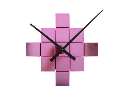 Wandklocka med fyrkantiga kuber, mörkt rosa, svarta korsvisare