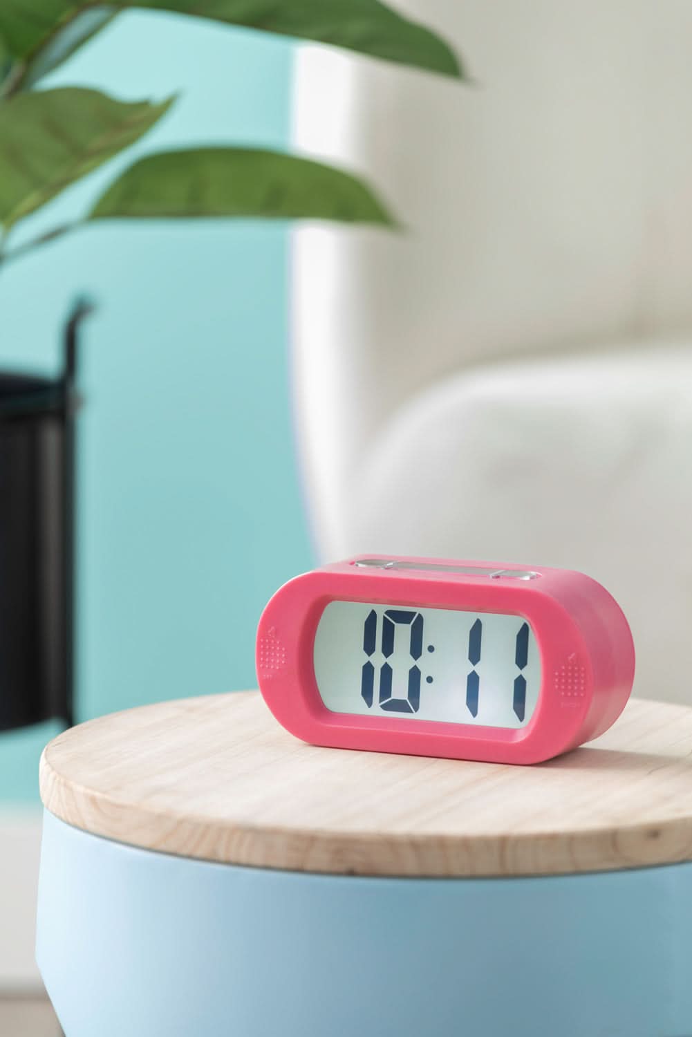 Digital väckarklocka med rosa silikonskal på träfot