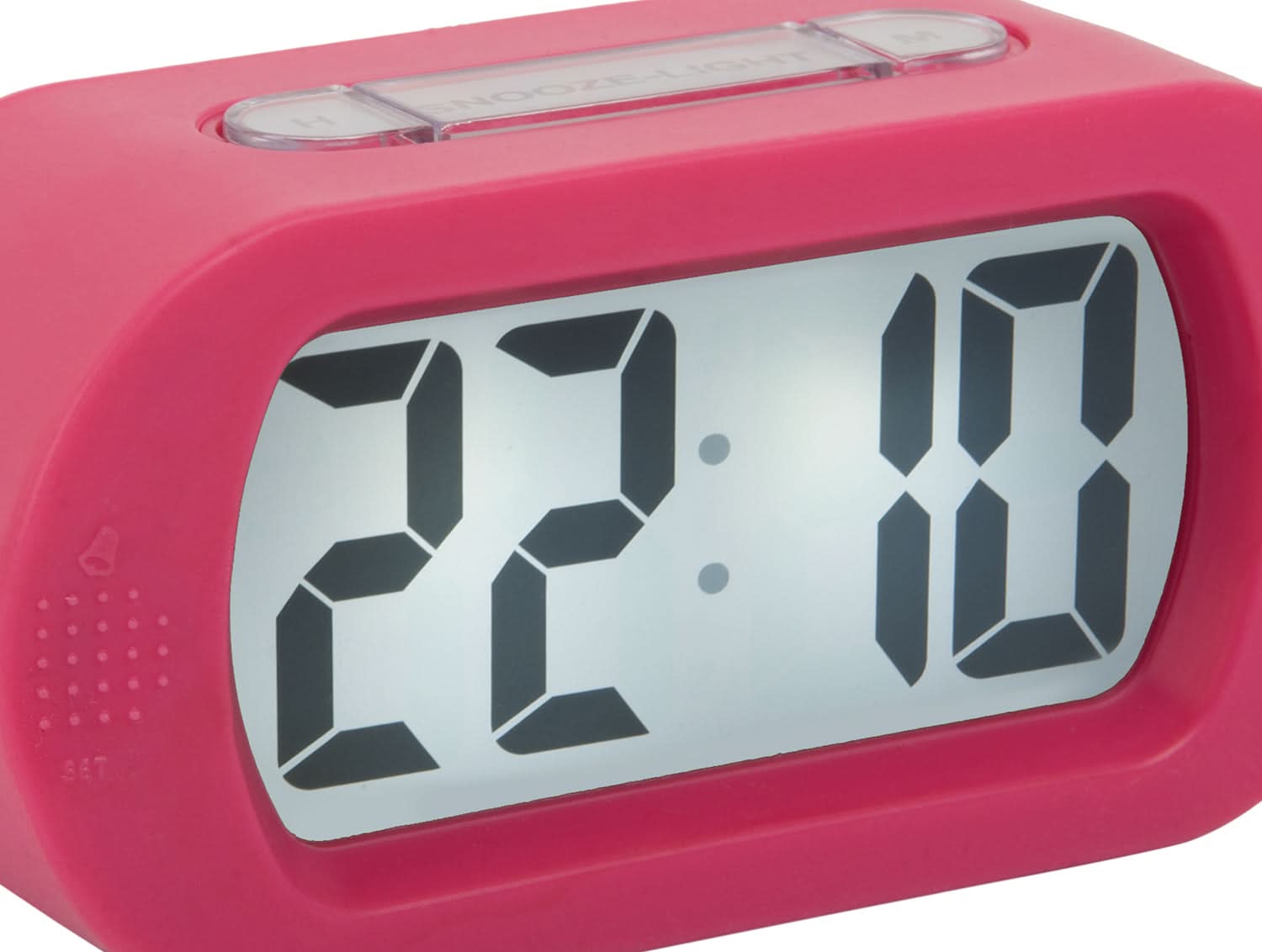Närbild: LCD-skärm på digital väckarklocka med siffrorna 22:18