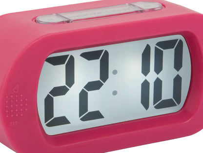 Närbild: LCD-skärm på digital väckarklocka med siffrorna 22:18