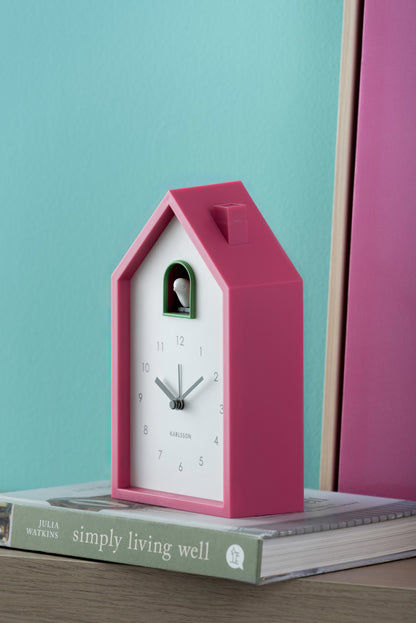 Gökur i husdesign, rosa hölje med vit urtavla