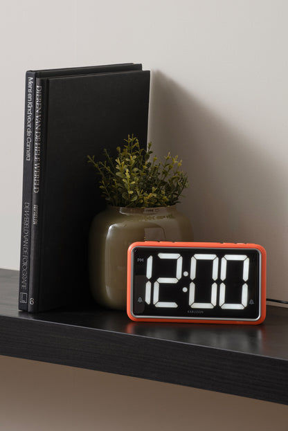 Retro-väckarklocka från Karlsson, orange med lysande digital display på hylla