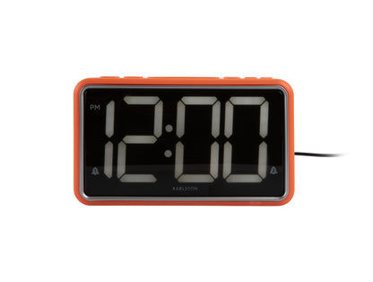 Retro-väckarklocka från Karlsson, orange front med stor digital display som visar 2:04