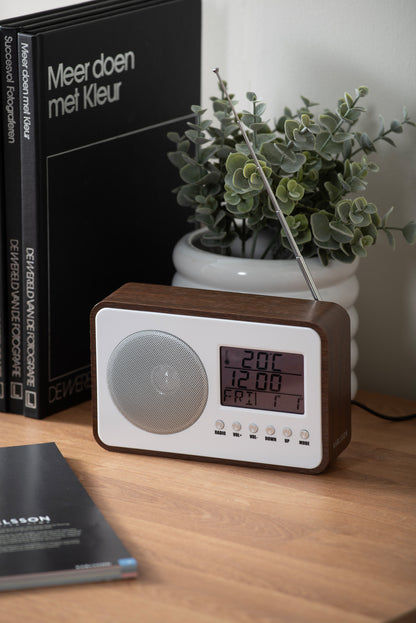Karlsson FM-väckarklocka i trälook, digital display, teleskopantenn och kontrollknappar