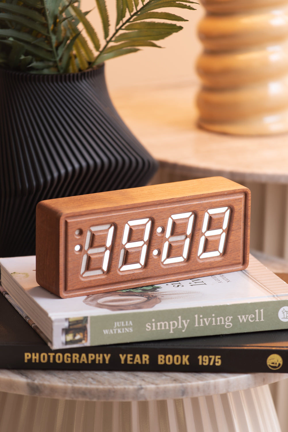 Holzwecker med LED digital display 19:58 i trähölje