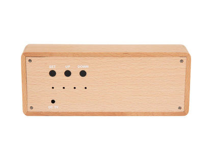Baksidan av träväckarklockan med knappar och LED-display, ljust trä
