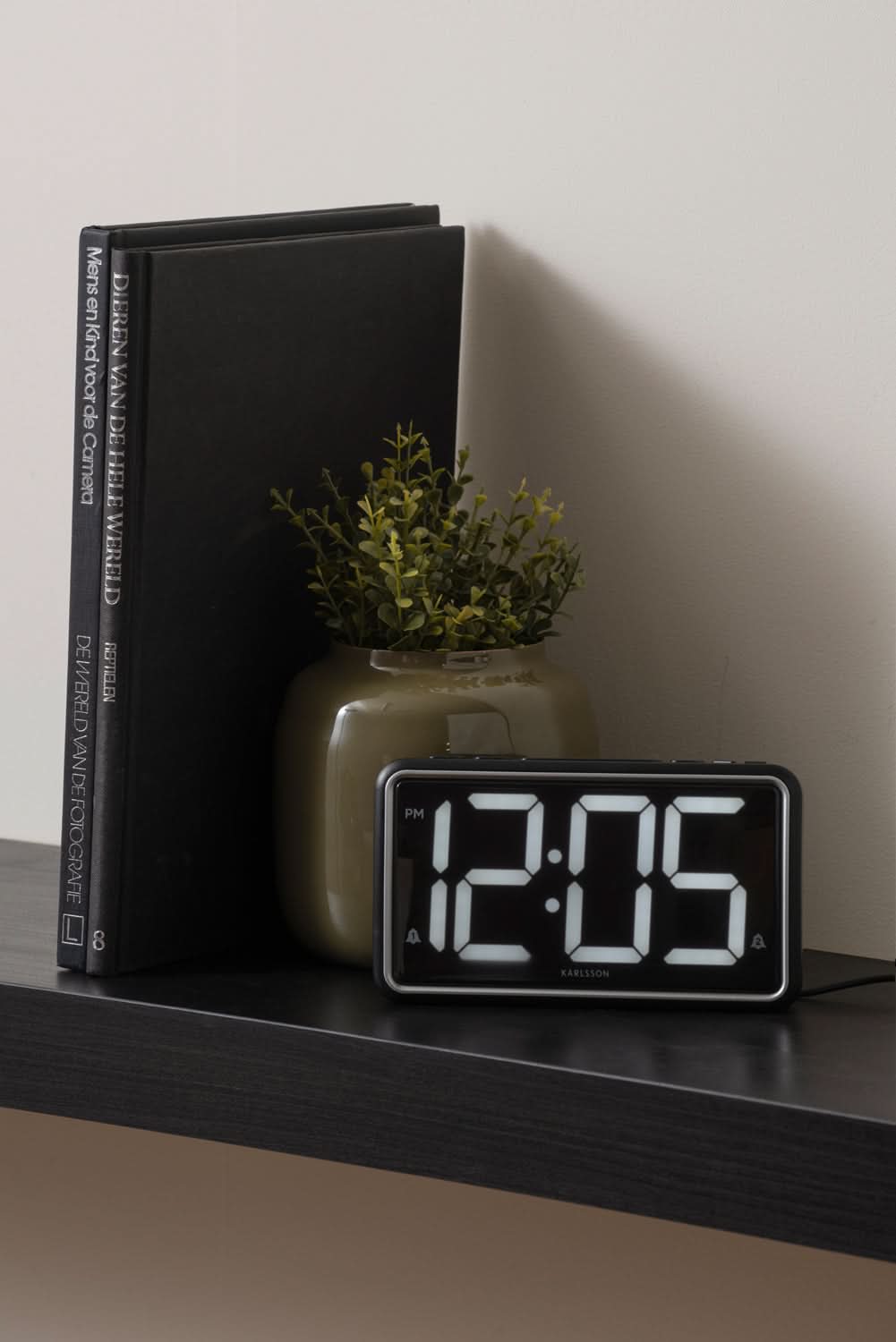 Digital LED-väckarklocka med stor LED-display, visar 12:05
