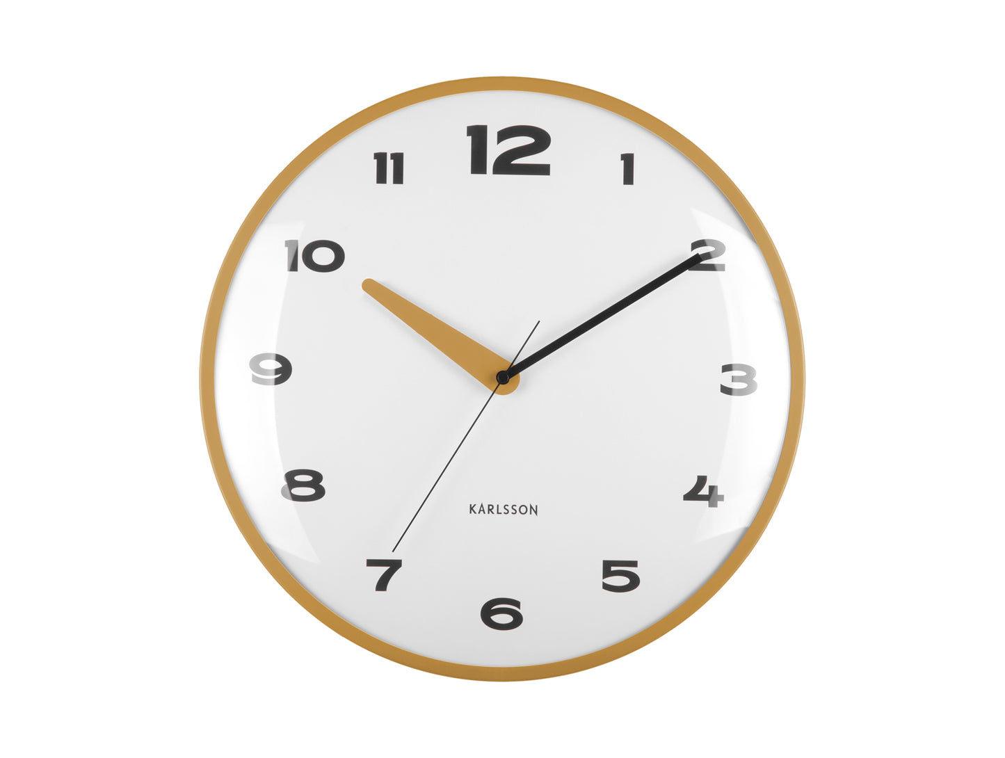 Wanduhr mit ockergult ram och vit urtavla, guldfärgade och svarta visare