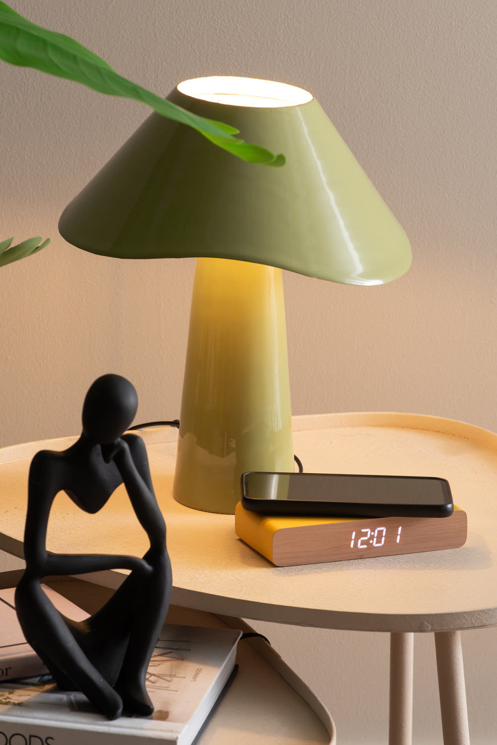 Retro LED-väckarklocka i ljusgult med träfodral, visning 12:01
