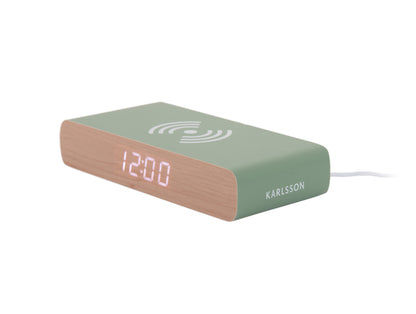 Retro LED-väckarklocka djungelgrön med träfront, Qi-symbol upptill och visning 12:00, KARLSSON
