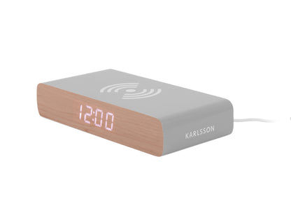 Platt LED-väckarklocka med träfront, digital display 12:00 och Karlsson-logotyp på sidan