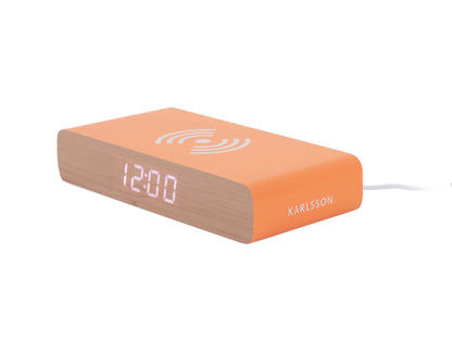 Retro LED-väckarklocka med ljusorange hölje, träfront, digital display 12:00 och Karlsson-logotyp