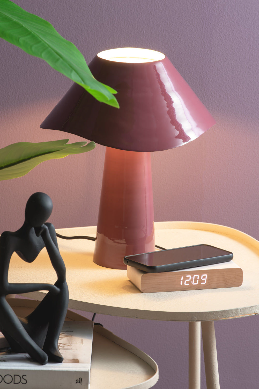 Retro LED-väckarklocka med träfodral, belyst display och Qi-laddningsyta för smartphone