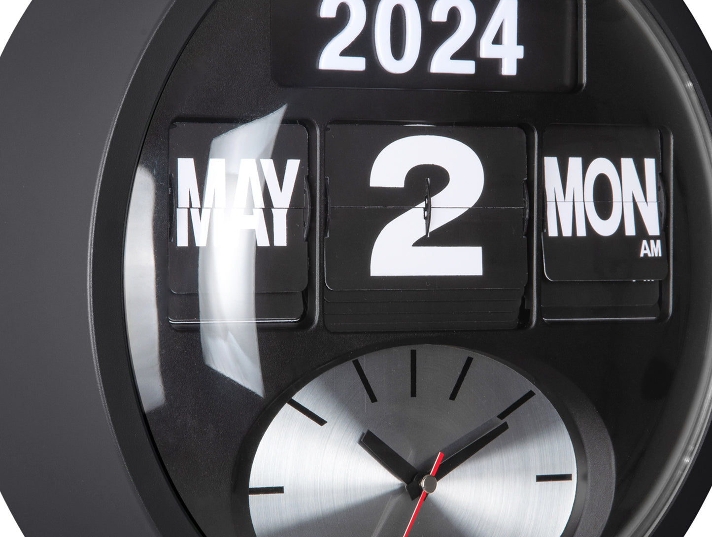 Närbild på svart väggklocka med fällbara siffror 2024 och analog tidsvisning