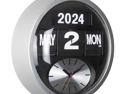 Rund väggklocka, närbild: vikbar datumkalender (2024/2), analog urtavla