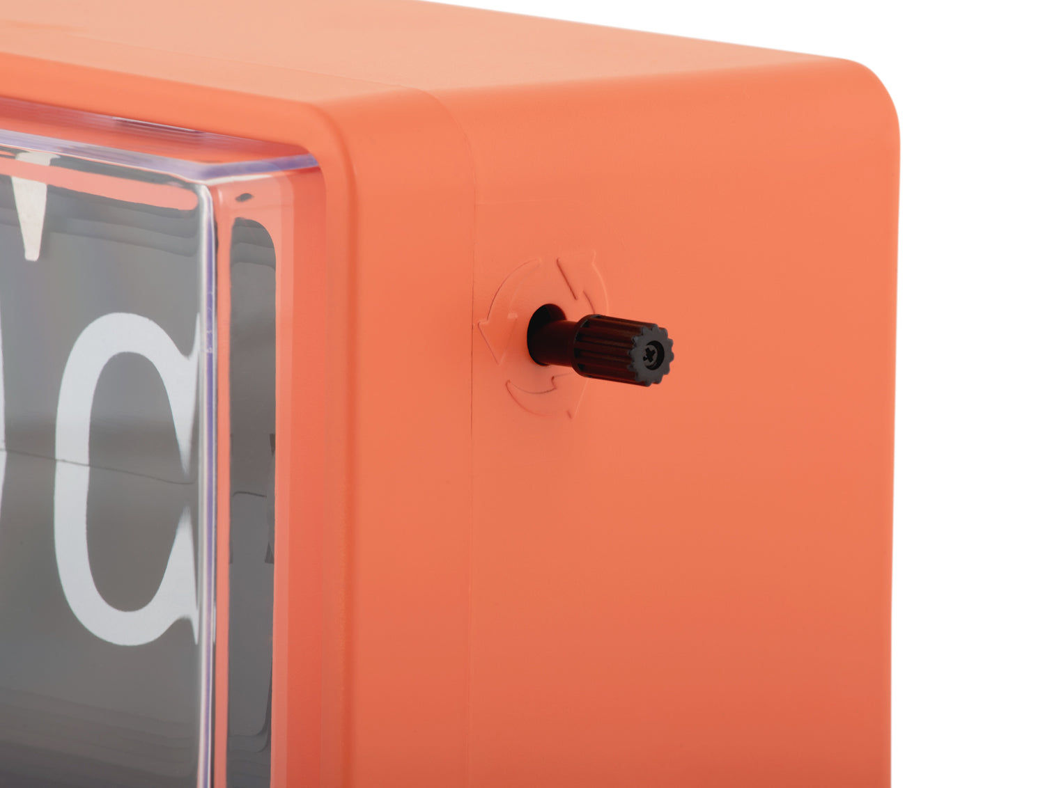 Orangefärgad väggklocka med transparent ram och vred på sidan