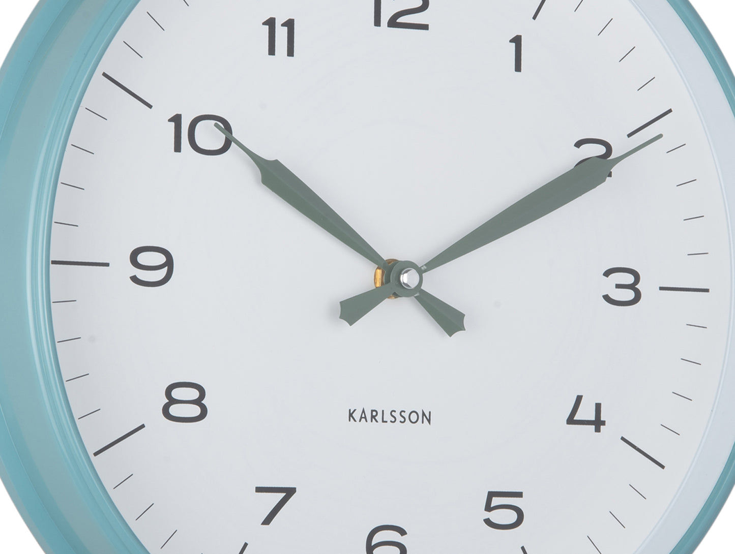 Väggklocka med gröna visare, blå kant och "KARLSSON"-logotyp