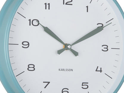 Väggklocka med gröna visare, blå kant och "KARLSSON"-logotyp