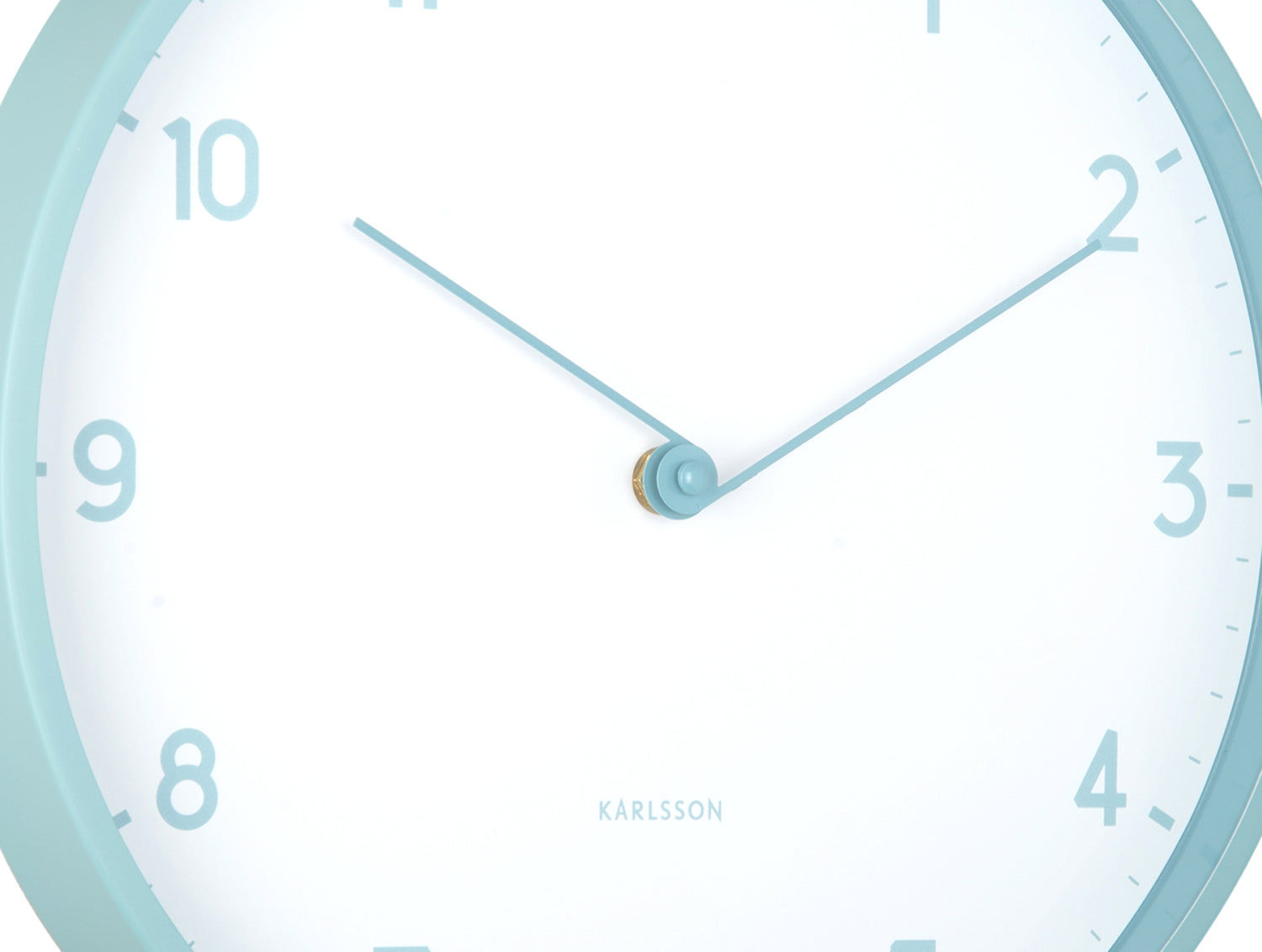 Karlsson Väggklocka Detalj: Visare i mitten på vit urtavla med blå kant
