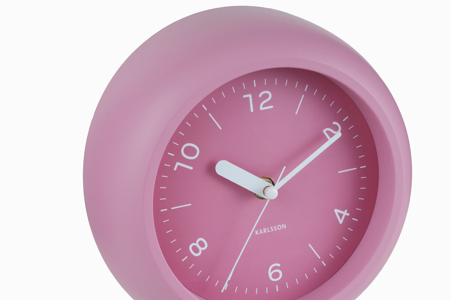 Väggklocka med rosa urtavla, vita visare och 12-timmarsvisning