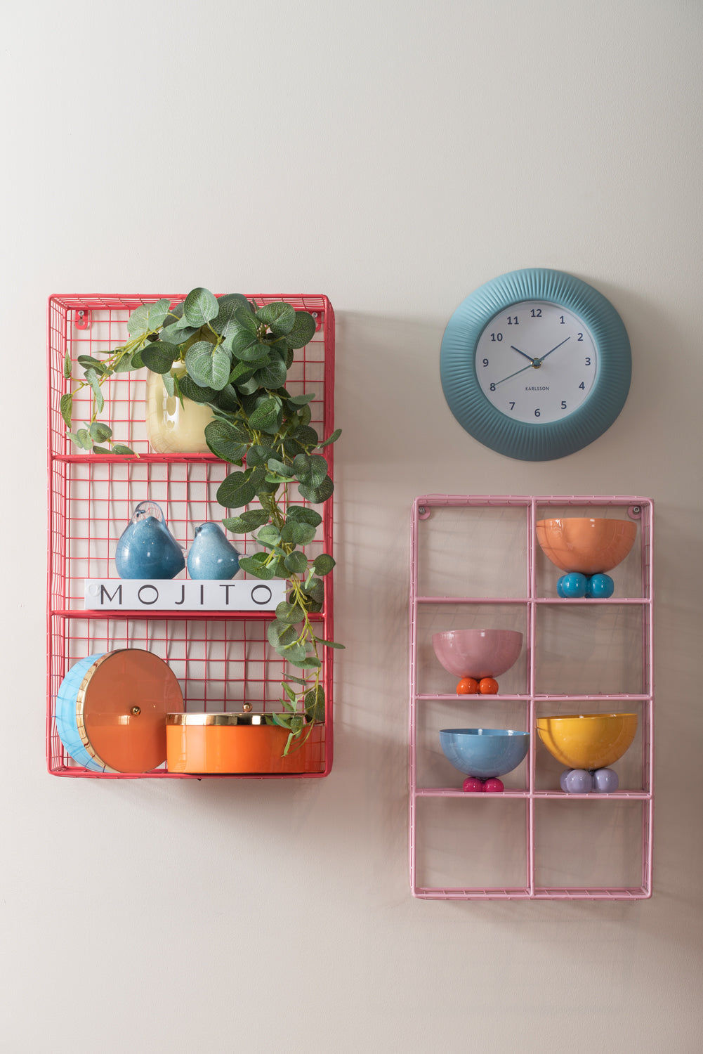 Karlsson väggklocka Misty Blue på väggen, rund räfflad boett med vit urtavla
