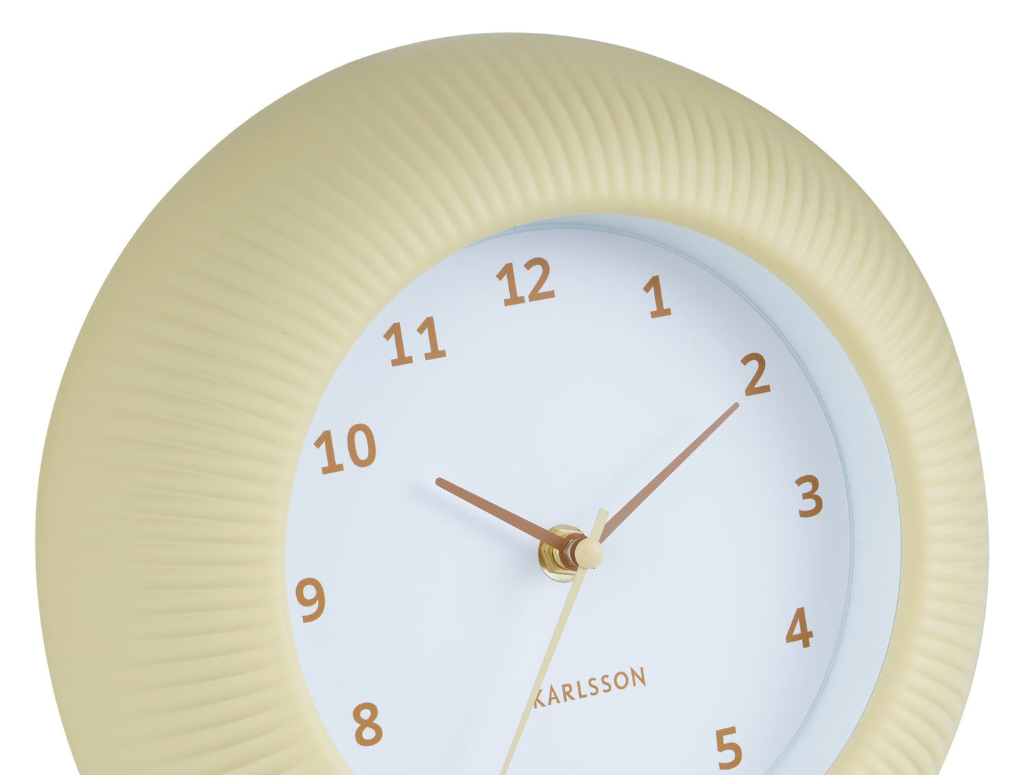 Wanduhr med romerska siffror och guldfärgade visare, delvy