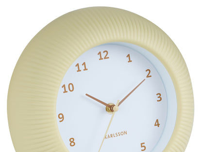 Wanduhr med romerska siffror och guldfärgade visare, delvy