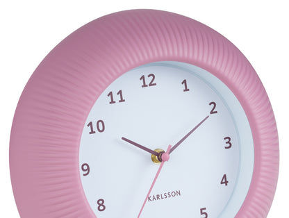 Rosa väggklocka med räfflad kant och färgade visare