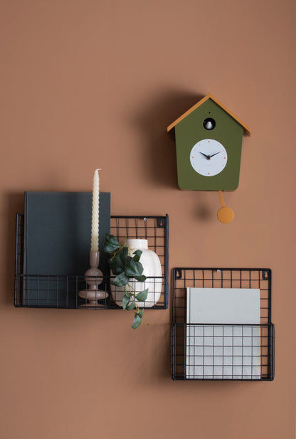 Modern gökur-väggklocka i husdesign, grön med beige tak och träpendel