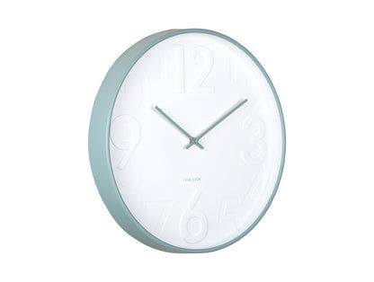 Väggklocka med ljus urtavla, stora arabiska siffror och blå kant