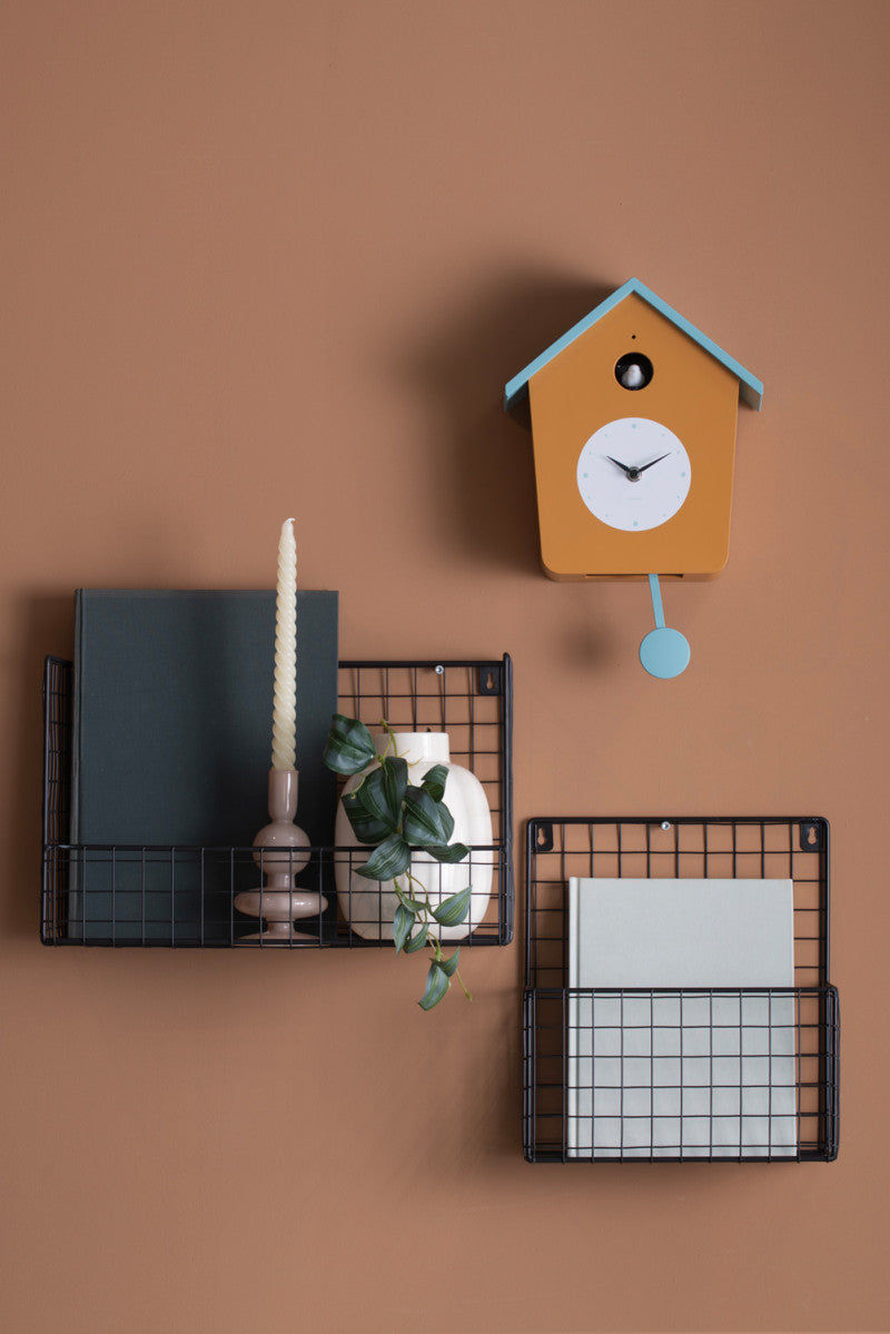 Väggklocka i gökursdesign, beige hus med blått tak och rund urtavla