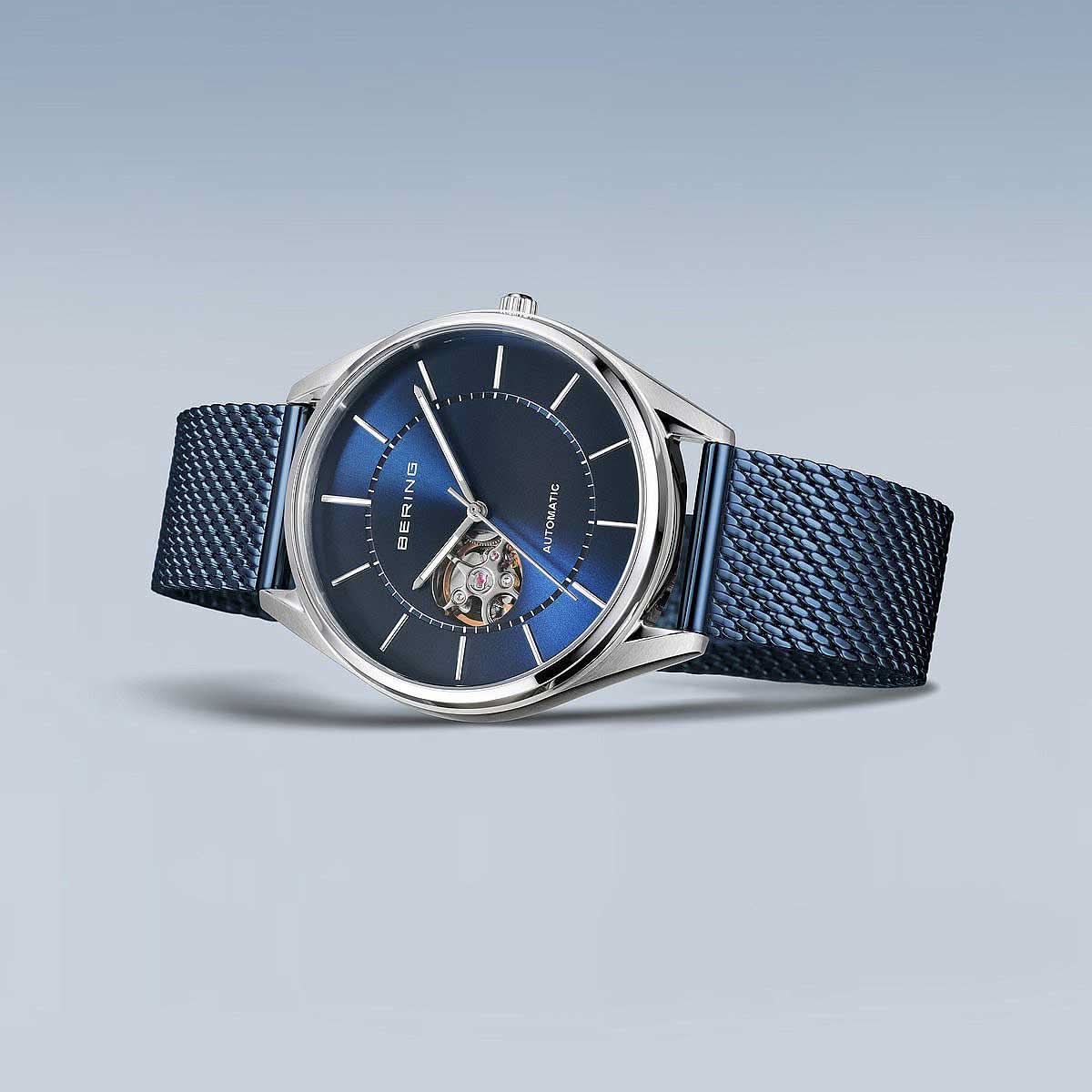 Rund herrklocka med blå urtavla, blått milanesarmband och sidokrona