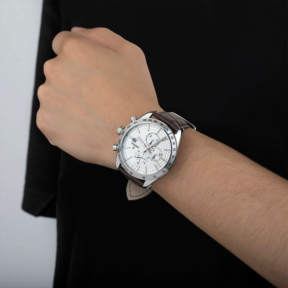 Festina kronograf vid handleden med brunt läderarmband