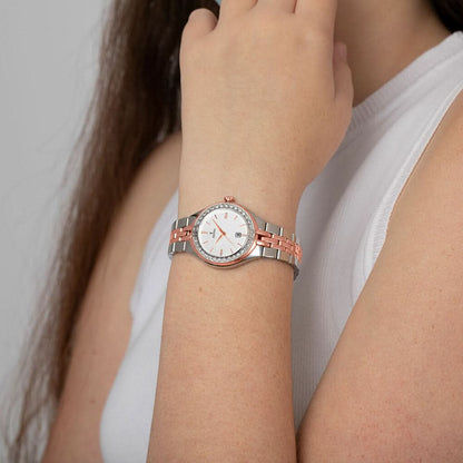 "Festina damklocka på handleden med silverfärgad urtavla och roséguldpläterat armband"