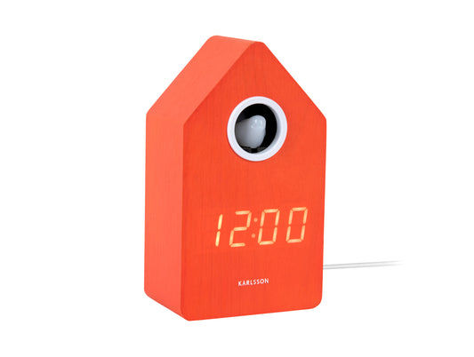 LED-gökur i orange trähus med LED-siffror 12:00