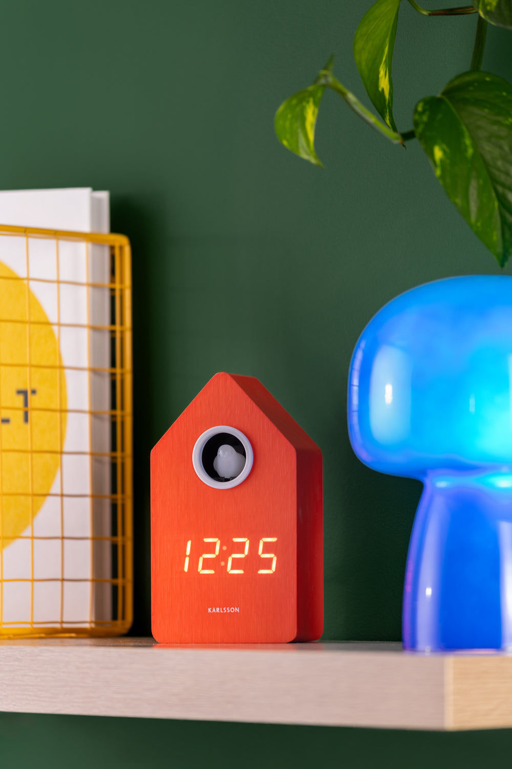 LED-gökur i orange trähus på hylla, LED-tid 12:25