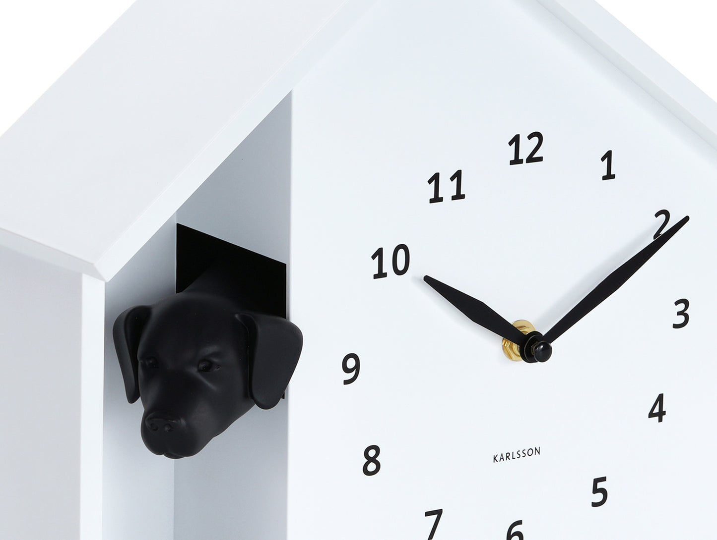 Väggklocka i husdesign, detaljerad vy med svart hundhuvud och visare