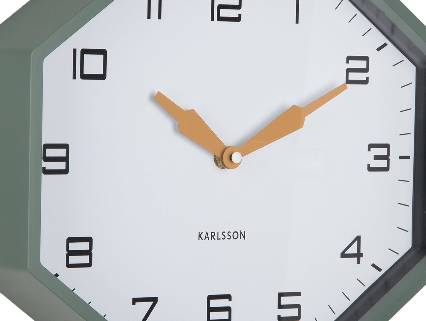 Oktagon-väckarklocka med orange visare och "Karlsson"-logotyp