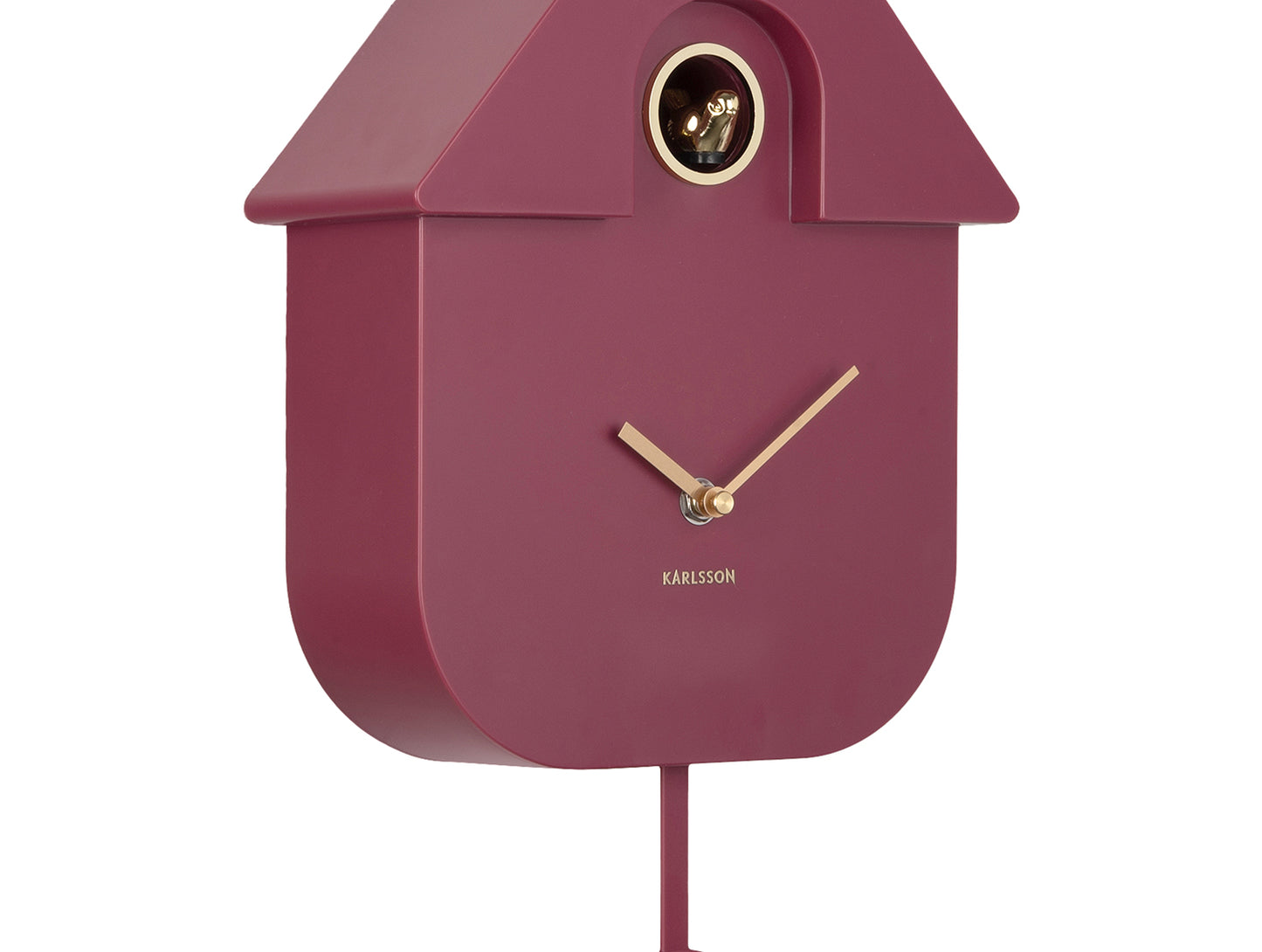 Väggklocka i fågelhusdesign, mörkröd front med visare, öppning i mässing och pendel.