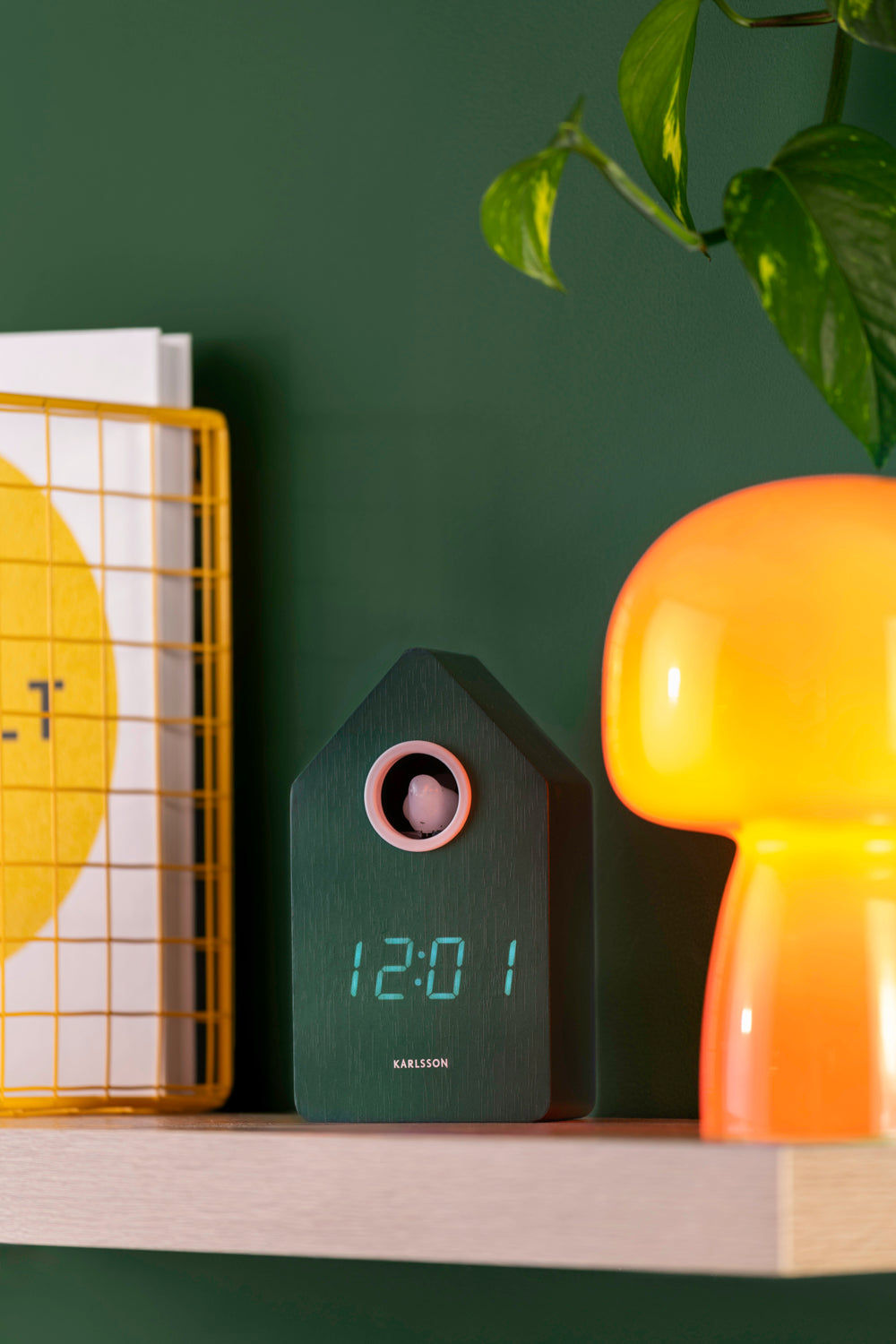 Retro LED Cuckoo-klocka, grönt hus med LED-display 12:01 på hyllan