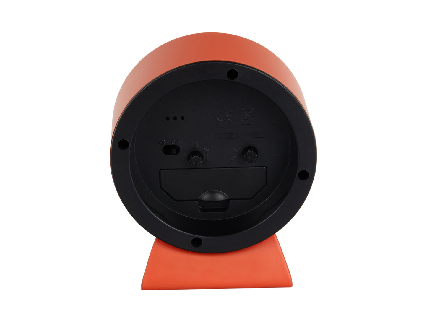 Baksida på en neonorange bordsväckarklocka med svart batterilucka
