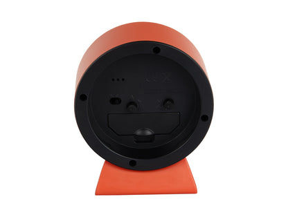 Baksida på en neonorange bordsväckarklocka med svart batterilucka
