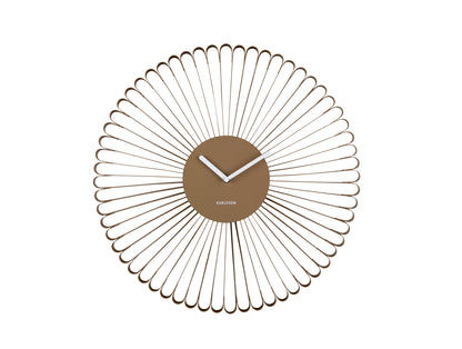 Väggklocka med mokkabrun design i lamelljärn och rund urtavla med vita visare